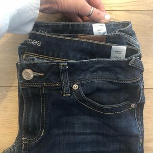 2 identical pairs of jeans just different colors